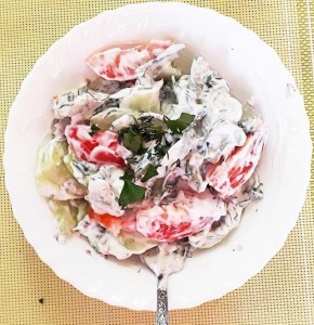 Салат с йогуртом: легкий и вкусный рецепт для здорового питания