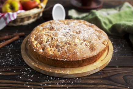 Шарлотка с красными яблоками и корицей