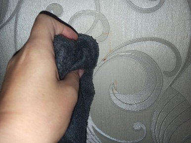 Необычный способ: освежите обои с помощью кондиционера для белья