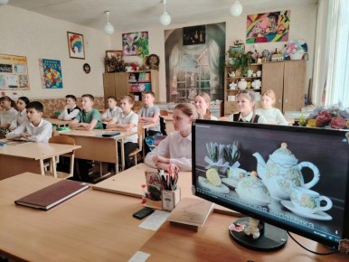 Шестиклассники Кашар знакомятся с уникальным искусством семикаракорской керамики