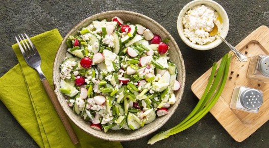 Летний салат с огурцом, редисом и творогом