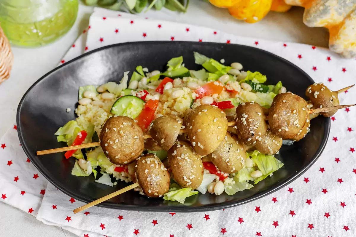 Шашлыки из шампиньонов с кус-кусом — простое сочетание для уютного ужина