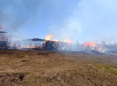Днем 15 апреля в деревне Бани Кезского района произошел крупный пожар, уничтоживший частное хозяйство, сообщает Государственная противопожарная служба региона
