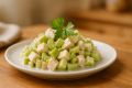 Когда готовка в тягость: простой салат с курицей, яблоками и сельдереем