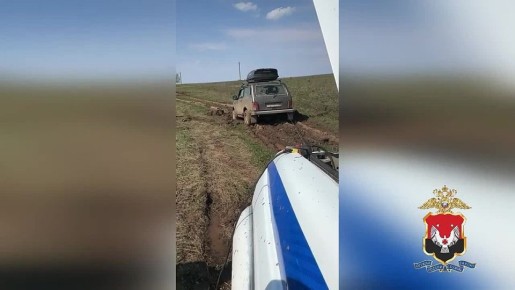 Экипаж ДПС вытащил «Ниву» из грязевого плена