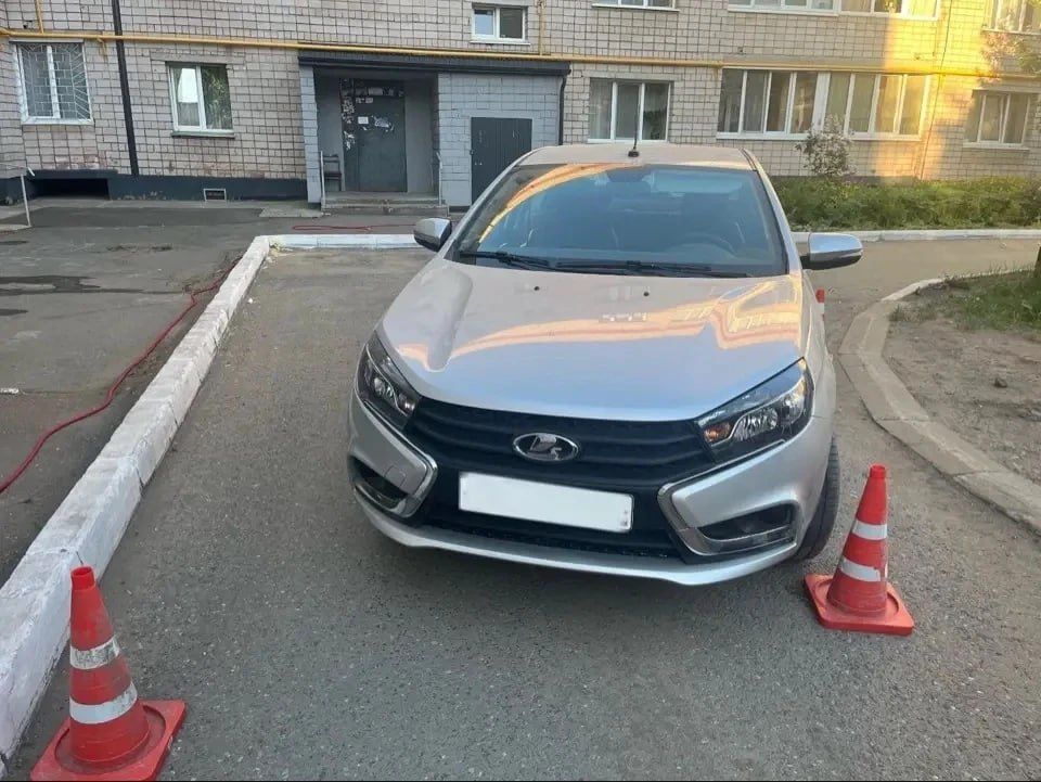 В Ижевске во дворе МКД водитель легкового автомобиля сбил 10-летнего мальчика