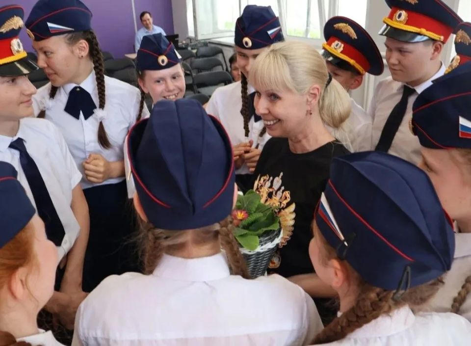 Сотрудники Балезинского МСО вместе с кадетами приняли участие в творческой встрече с поэтессой Еленой Ивченко Сотрудники Балезинского МСО вместе с кадетами приняли участие в творческой встрече с поэтессой Еленой Ивченко