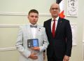 В Ижевске наградили подростка, который проявил смелость и решительность при спасении девушки, сообщает СУ СКР по Удмуртии