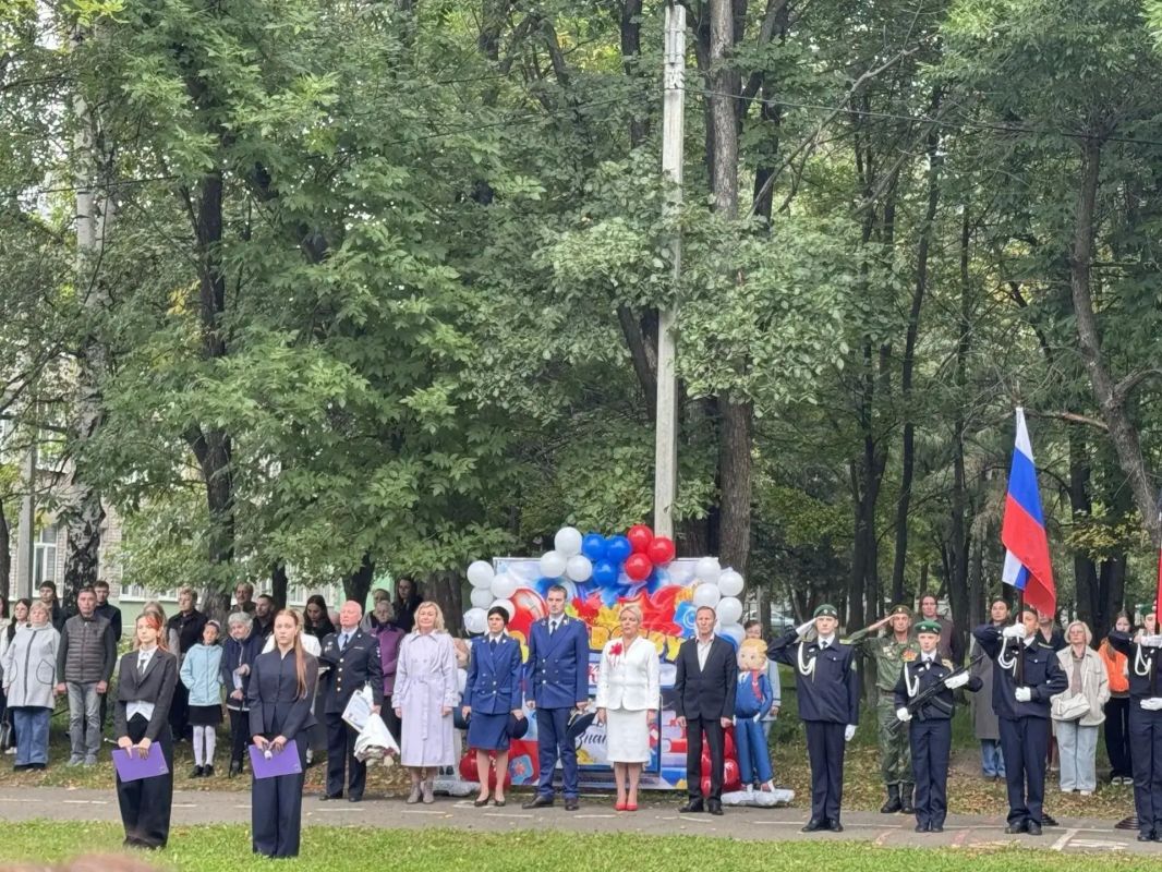 В Удмуртии сотрудники и ветераны органов внутренних дел поздравили учащихся школ с началом учебного года В Удмуртии сотрудники и ветераны органов внутренних дел поздравили учащихся школ с началом учебного года