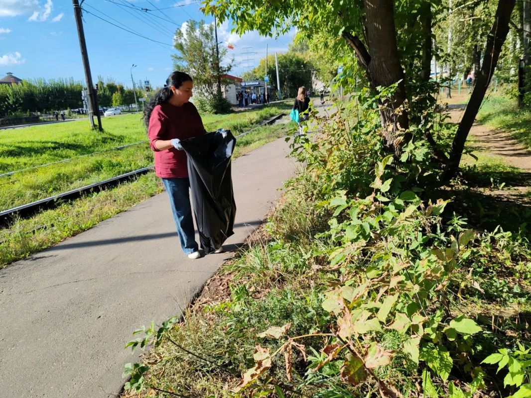 Создаем чистый город. В Октябрьском районе горожане привели в порядок территорию возле трамвайной остановки «Зоопарк» Создаем чистый город. В Октябрьском районе горожане привели в порядок территорию возле трамвайной остановки «Зоопарк»