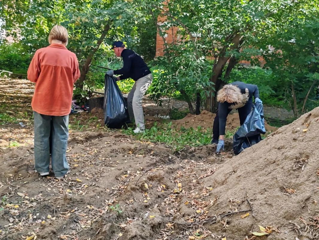 Создаем чистый город. В Октябрьском районе горожане привели в порядок территорию возле трамвайной остановки «Зоопарк» Создаем чистый город. В Октябрьском районе горожане привели в порядок территорию возле трамвайной остановки «Зоопарк»