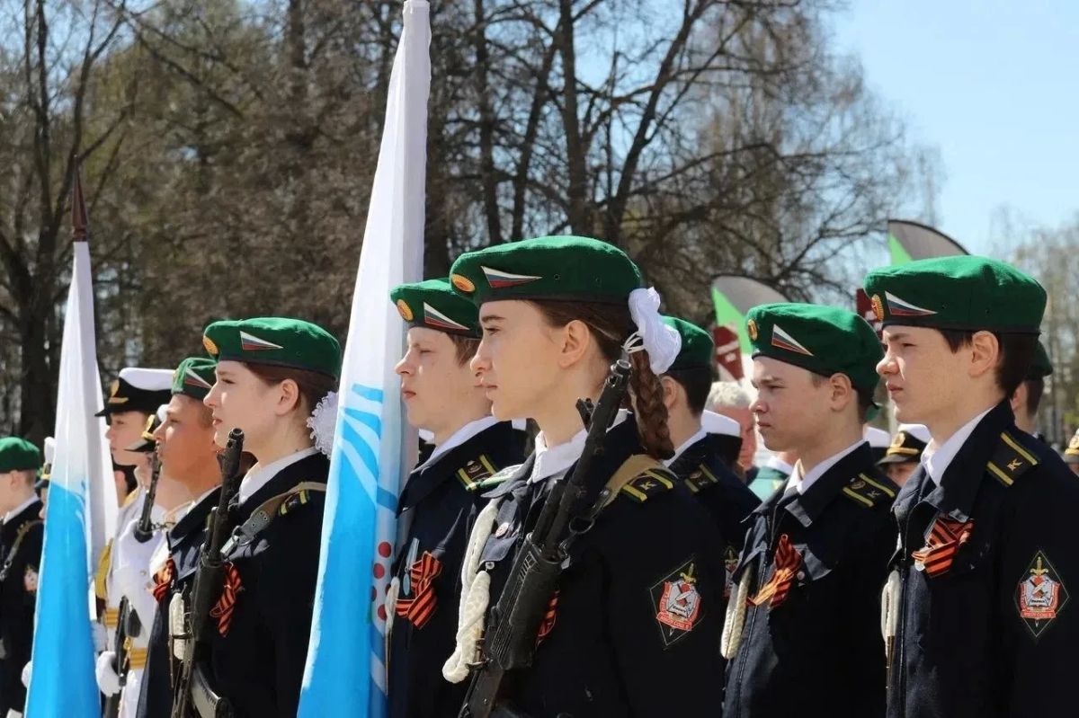 Равнение на флаги. Более 1400 юношей и девушек пройдутся стройными рядами и продемонстрируют боевой настрой, безупречную дисциплину и единство духа 18 сентября в финале Республиканского смотра-конкурса «Равняемся на Героев»...