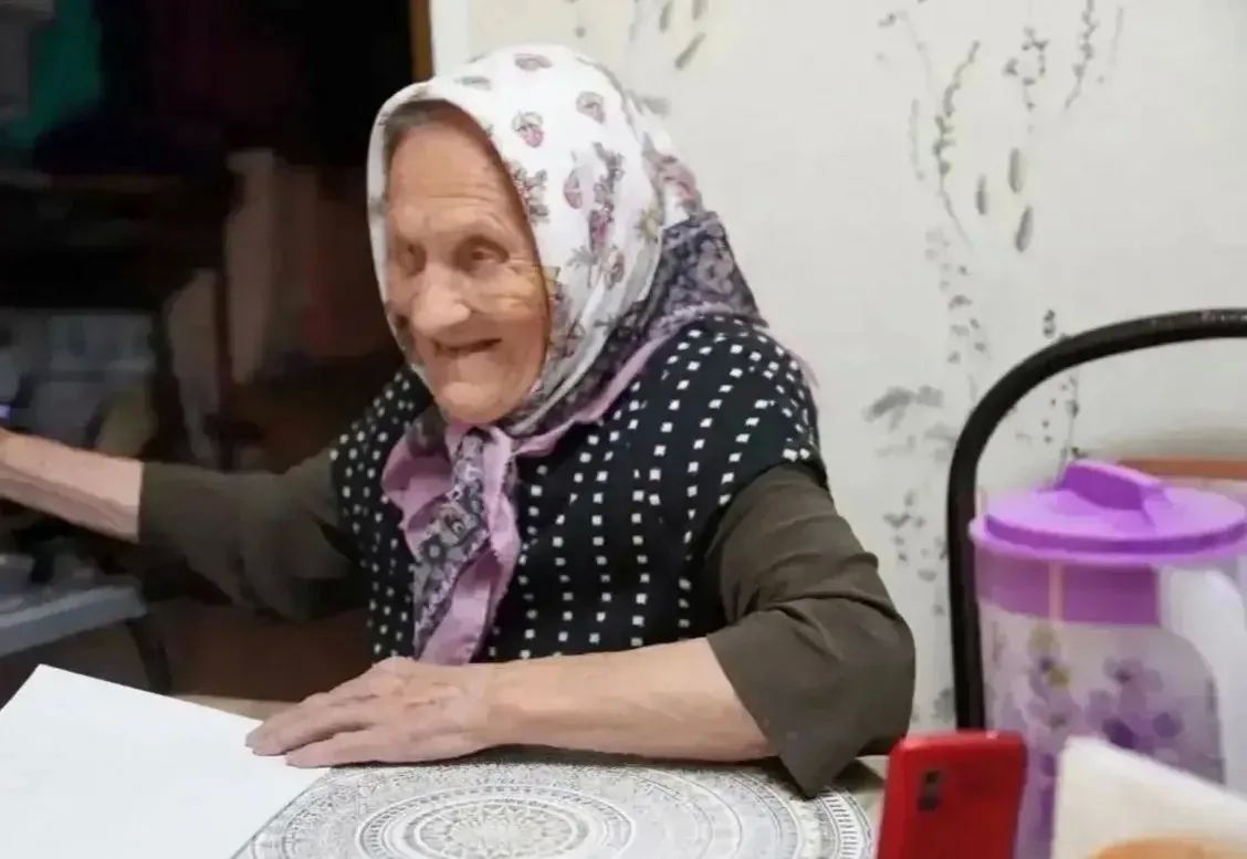 «Выборы — это праздник!»: в Шарканском районе проголосовала 99-летняя труженица тыла