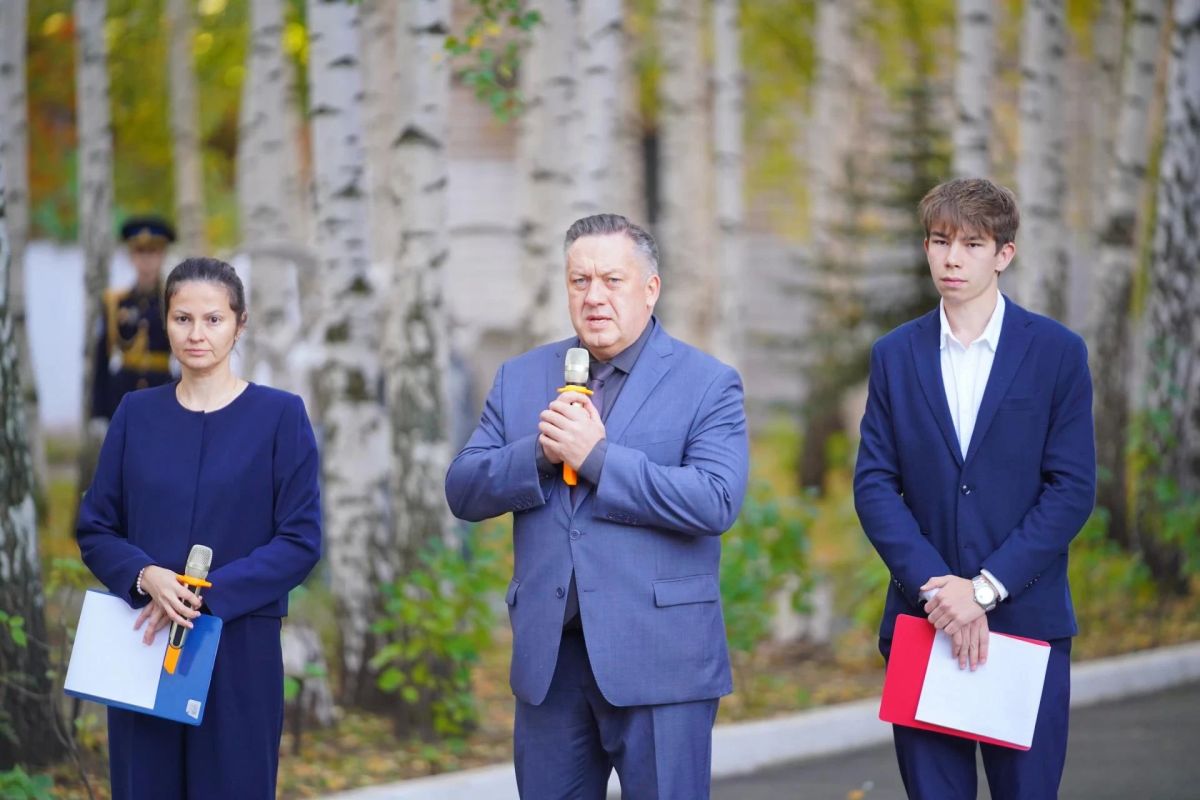 Мы не забудем. Врио Председателя Правительства Удмуртской Республики Татьяна Чуракова и Глава Ижевска Дмитрий Чистяков почтили память погибших и возложили цветы к мемориальной доске, установленной на школе № 88. 26 сентября... Мы не забудем. Врио Председателя Правительства Удмуртской Республики Татьяна Чуракова и Глава Ижевска Дмитрий Чистяков почтили память погибших и возложили цветы к мемориальной доске, установленной на школе № 88. 26 сентября...