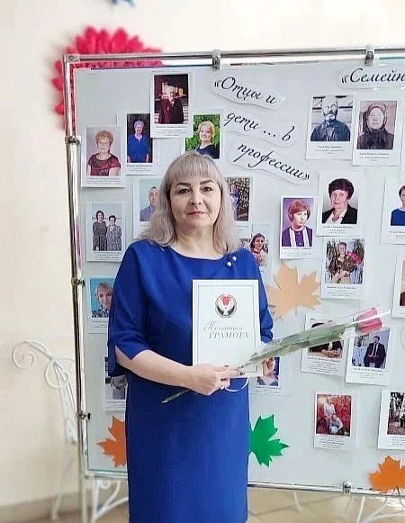 Наша именинница — Татьяна Комарова, председатель ТИК Камбарского района