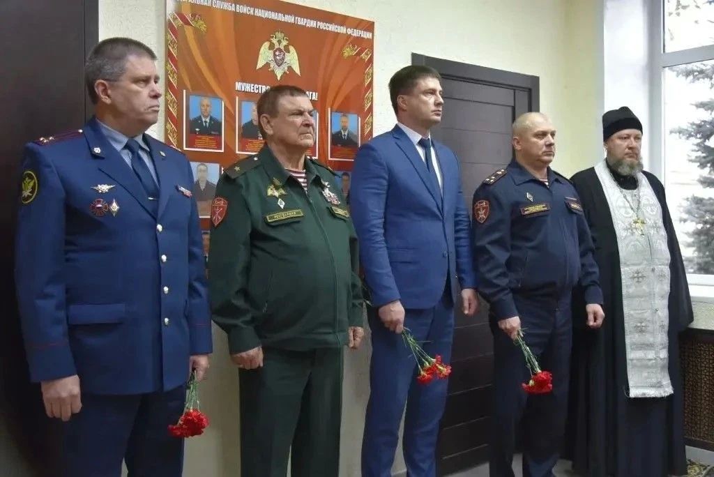 Церемония открытия стены памяти, посвященной сотрудникам, погибшим при исполнении служебных обязанностей, прошла в Управлении Росгвардии по Удмуртской Республике Церемония открытия стены памяти, посвященной сотрудникам, погибшим при исполнении служебных обязанностей, прошла в Управлении Росгвардии по Удмуртской Республике