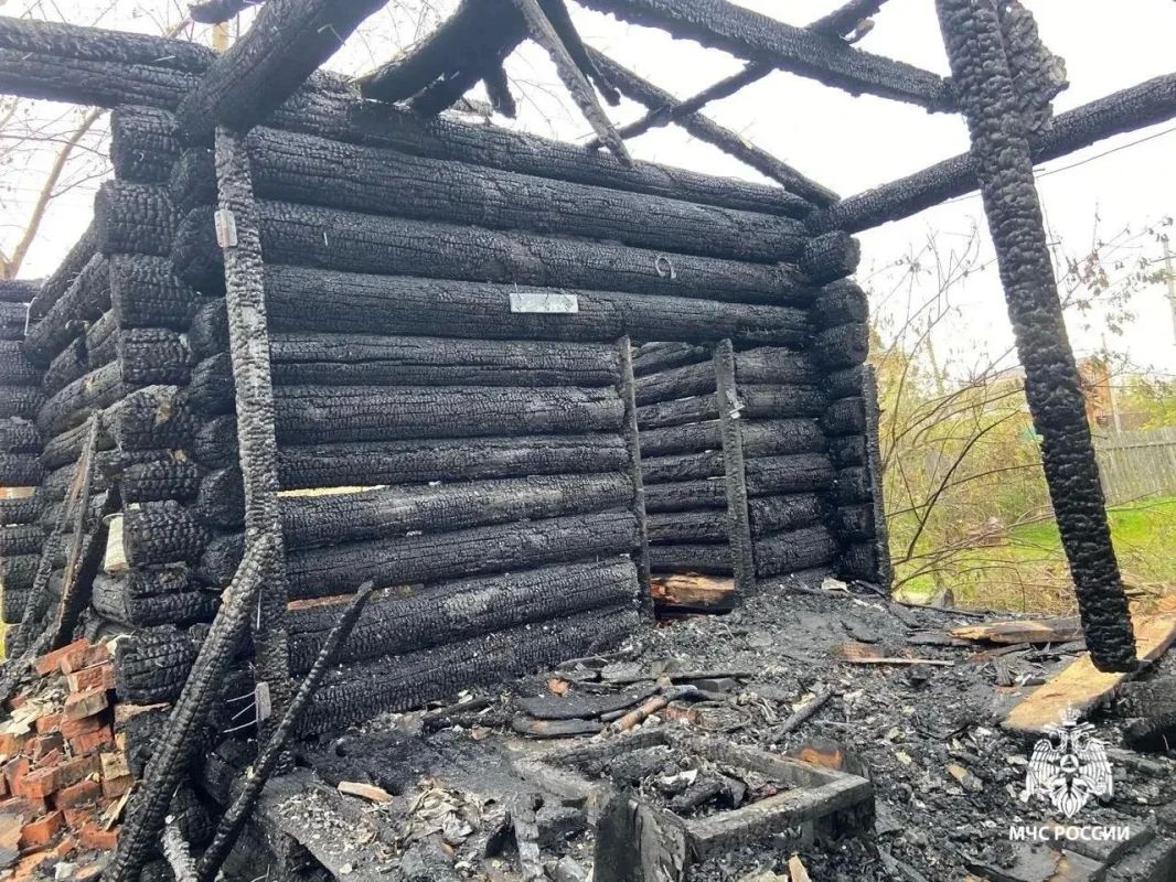 В Удмуртии второклассницы сожгли дом с помощью зажигалки и туалетной бумаги В Удмуртии второклассницы сожгли дом с помощью зажигалки и туалетной бумаги