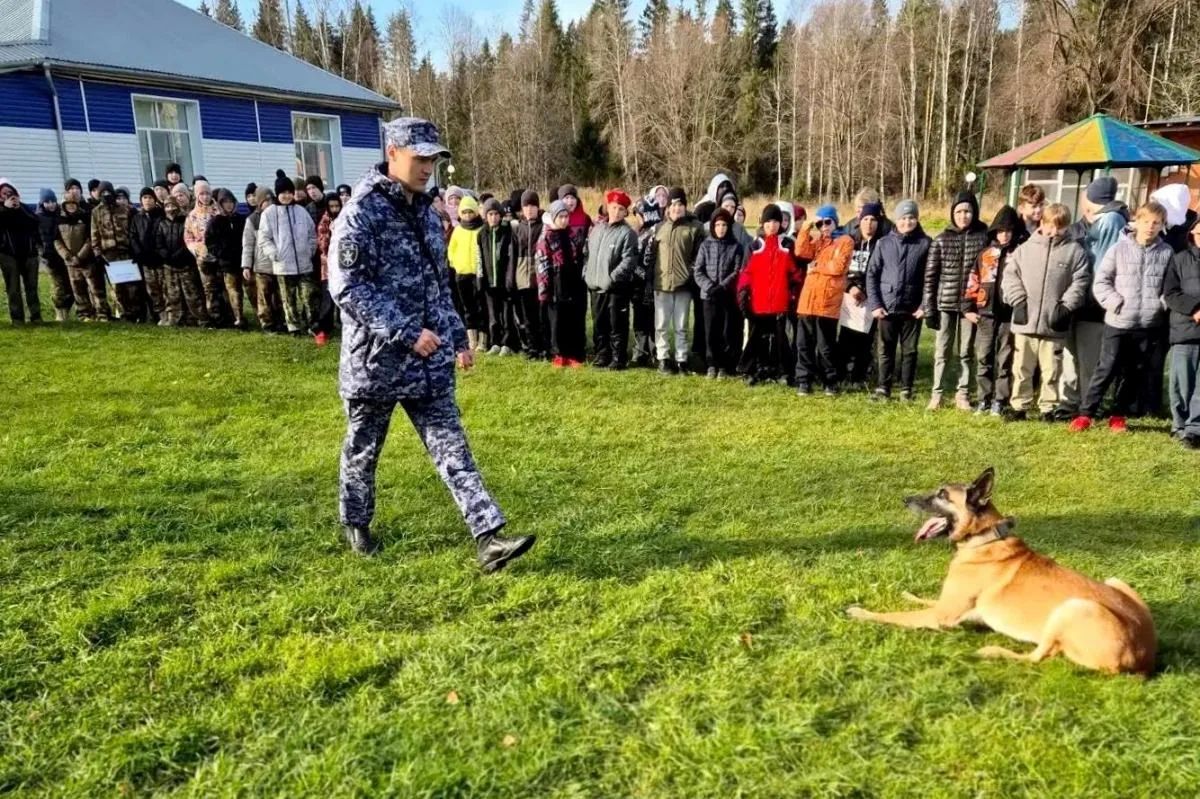 В Удмуртии кинологи Росгвардии рассказали школьникам о своих четвероногих напарниках В Удмуртии кинологи Росгвардии рассказали школьникам о своих четвероногих напарниках