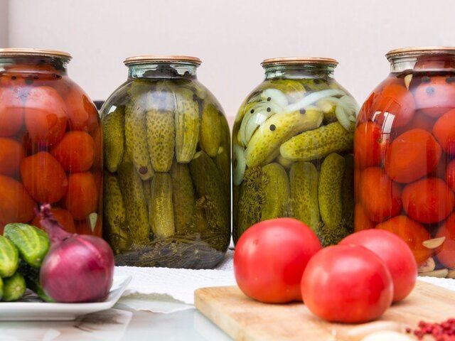 Бабушкины закрутки на новый лад: зумеры маринуют огурцы для бургеров и красят капусту в розовый