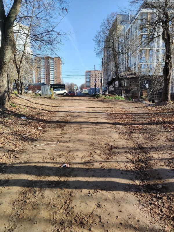 Грунтовка, забор и мешки с мусором: главный проход на новую набережную в Ижевске перекрыт Грунтовка, забор и мешки с мусором: главный проход на новую набережную в Ижевске перекрыт