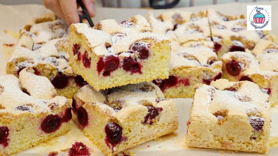 Пышная шарлотка с вишней: легкий и ягодный пирог к вашему столу
