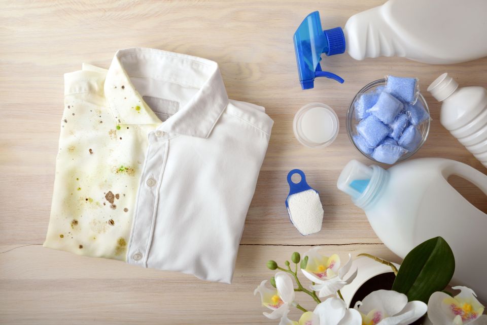 Как отбелить рубашку без химчистки: два дельных совета от профессионала