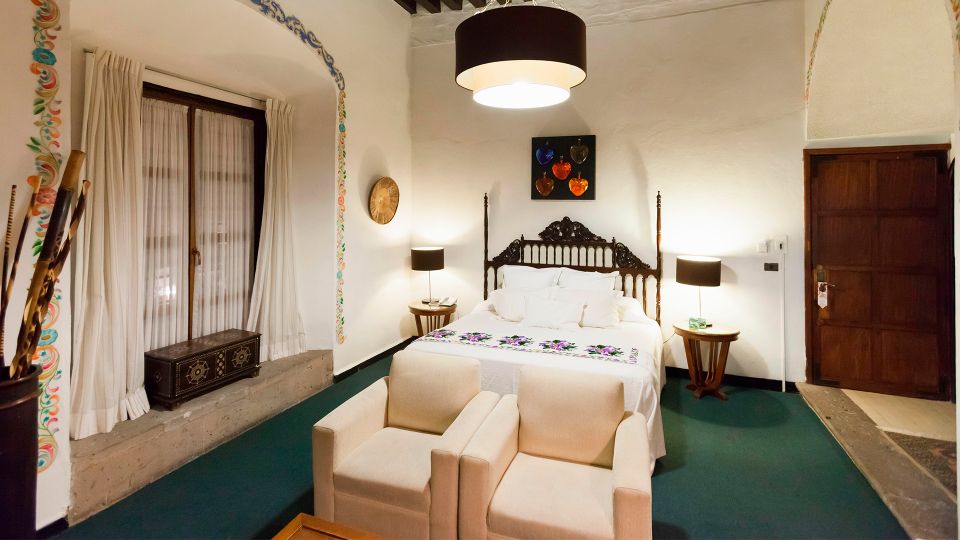 Эти предметы в гостиной только зря собирают пыль: можно избавляться без сожаления