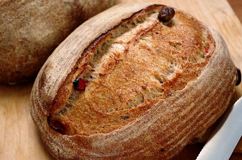 Изысканный домашний хлеб с оливками и сыром: удивите своих близких