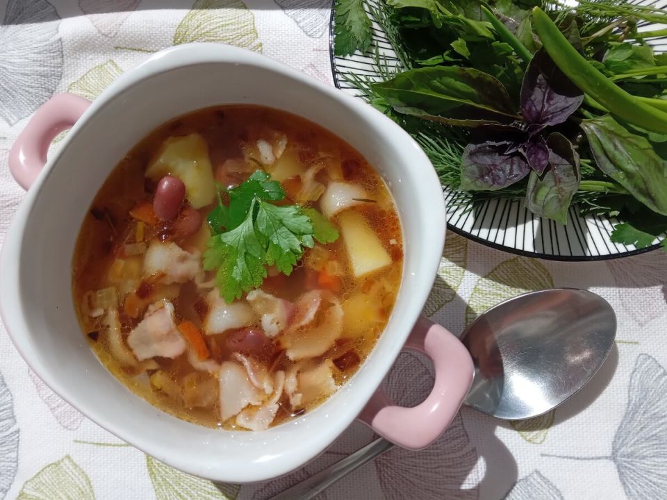 Вкусный фасолевый суп с беконом на скорую руку