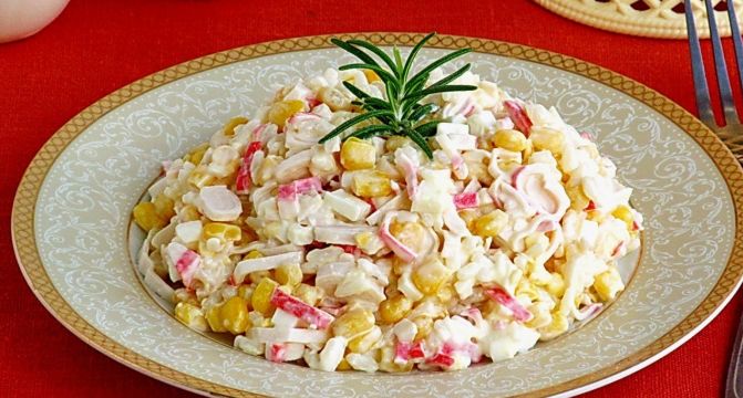 Крабовый салат с кукурузой: секреты создания нежного шедевра