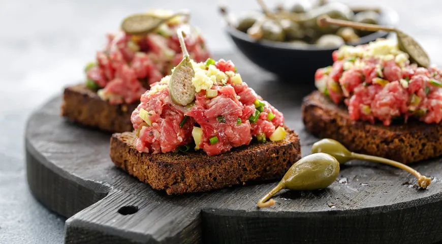 Овощной тартар с васаби соусом — легкая и пикантная закуска для любого стола