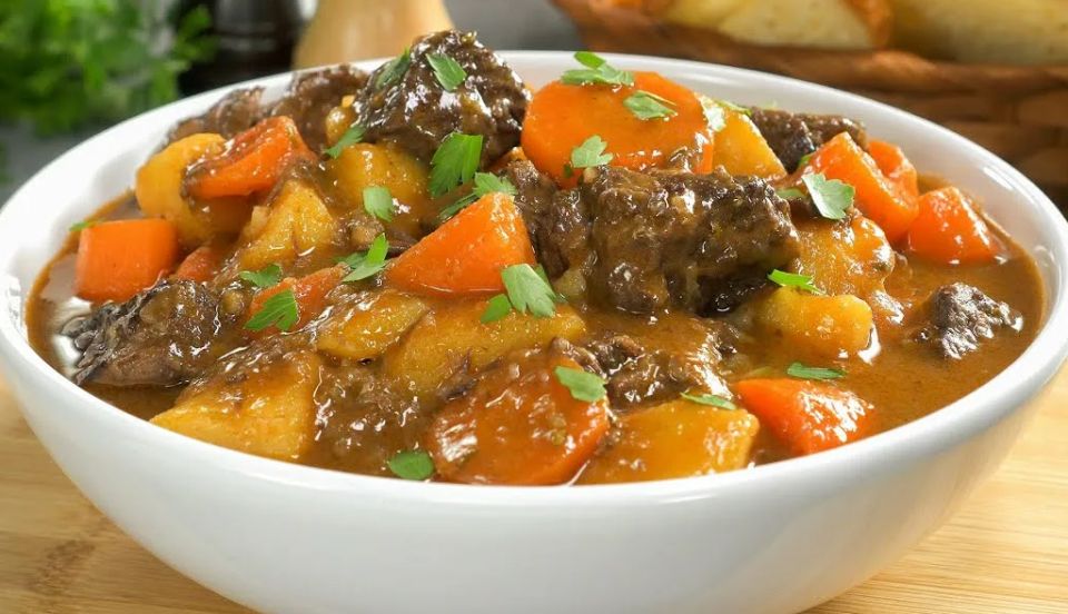 Говядина тушеная с овощами: простое и ароматное семейное блюдо на каждый вечер