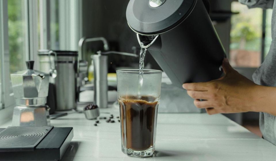 Неожиданный секрет: как лимон очищает чайник от накипи