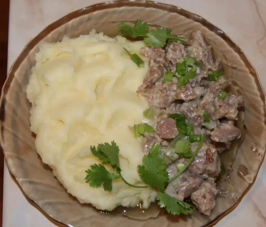 Сытный ужин: куриные потрошки в сметане