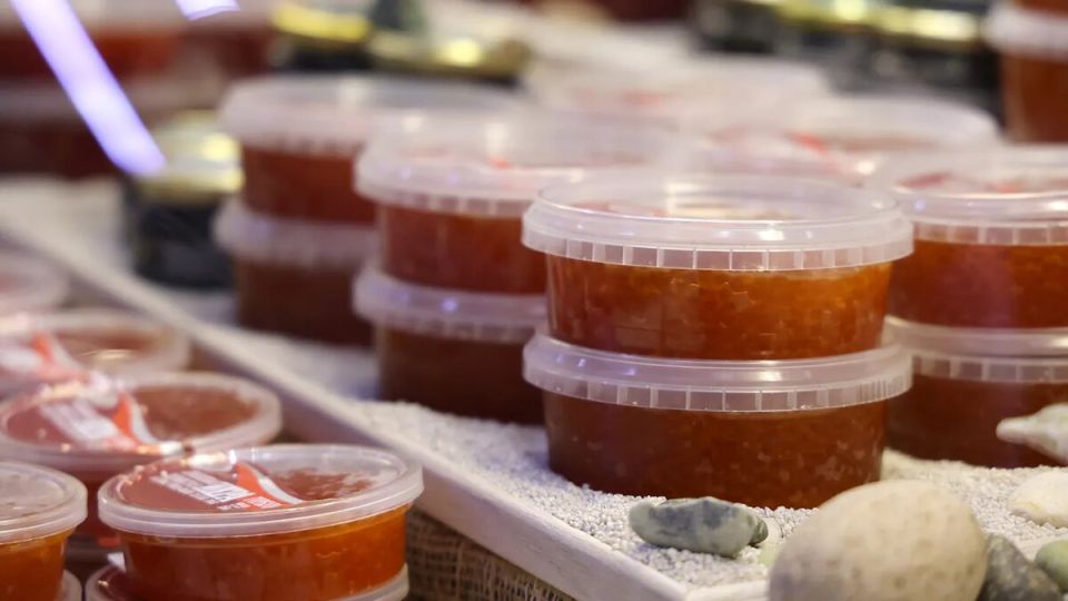 Рыба и икра подорожают: как к праздникам изменятся цены?