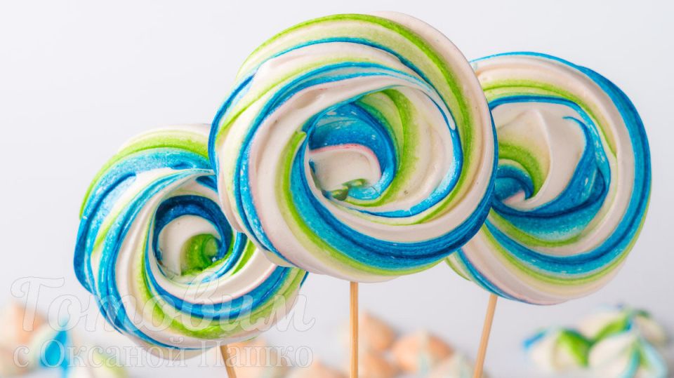 Создайте волшебство на десерте: простой рецепт цветного безе