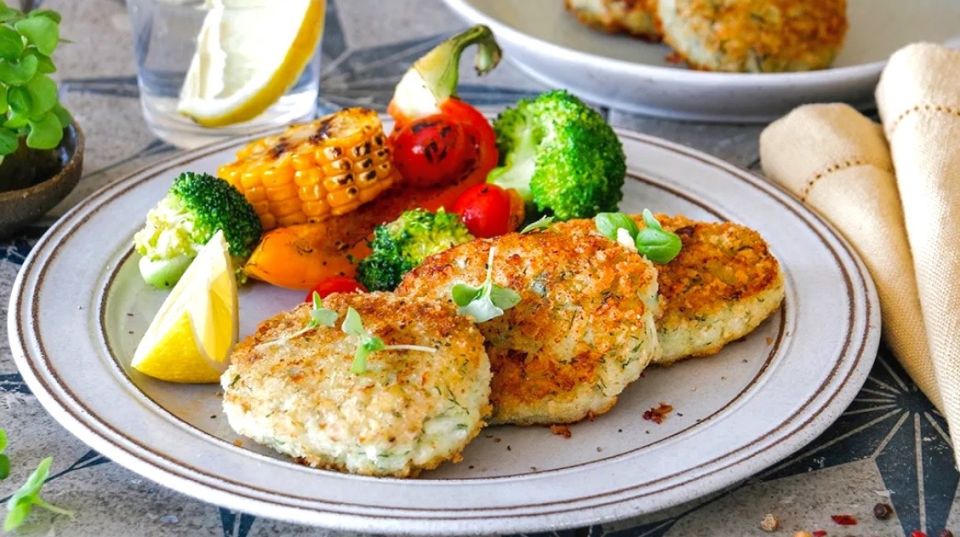 Бюджетный ужин, который всегда выручает: рыбные котлеты, фасолевый салат и мандариновый десерт